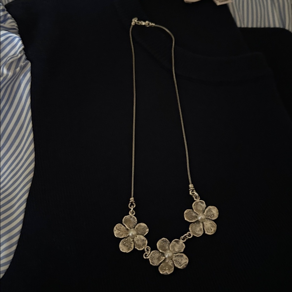 Elegant Silver Floral Necklace